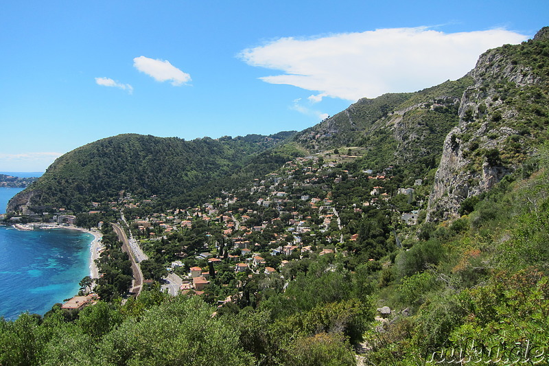  Blick auf Eze-Sur-Mer vom Wanderpfad Chemin de Nietzsche an der Cote d'Azur, Frankreich