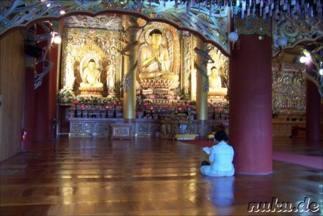 Altar im Yakcheonsa Tempel