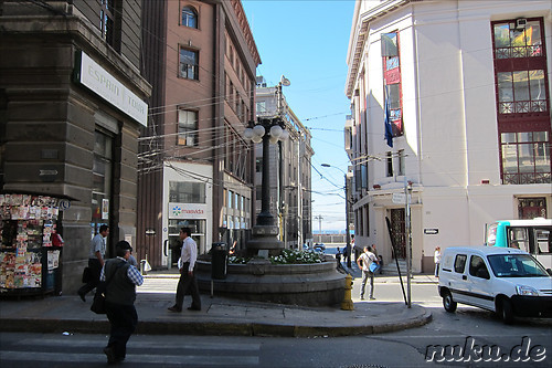 Am Fusse der El Peral Aufzugsanlage in Valparaiso, Chile