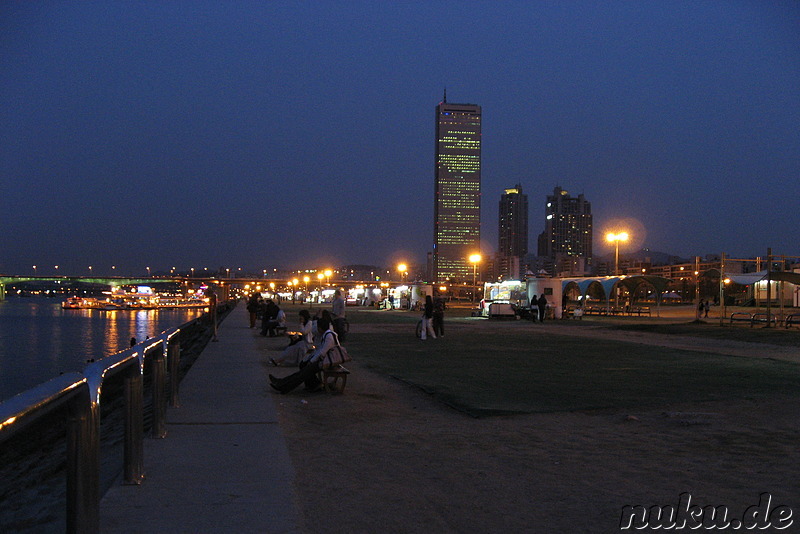 Am Han Fluss auf Yeoido am Abend.