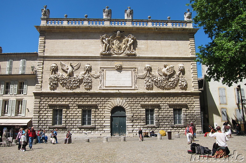Am Palais des Papes - Papstpalast in Avignon, Frankreich