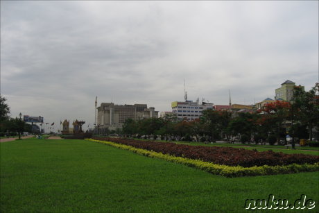 Am Unabhaengigkeitsdenkmal in Phnom Penh