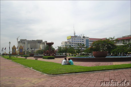 Am Unabhaengigkeitsdenkmal in Phnom Penh
