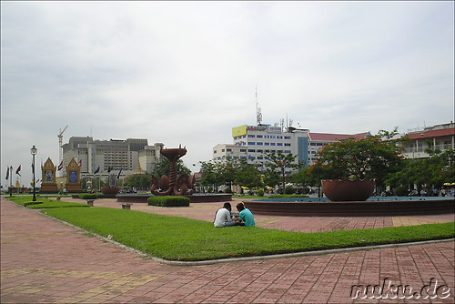 Am Unabhaengigkeitsdenkmal in Phnom Penh