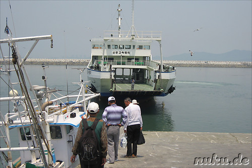 Ankunft der Faehre in Daecheon