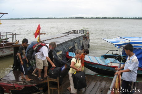 Anlegen zur Ausreise aus Vietnam am Grenzuebergang Song Tien