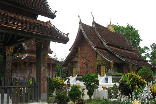 Auf dem Gelaende des Xieng Thong Tempels in Luang Prabang