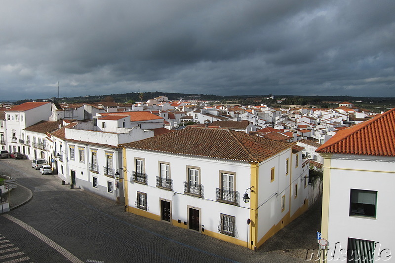 Ausblick von der Terrasse am römischen Tempel in Evora, Portugal