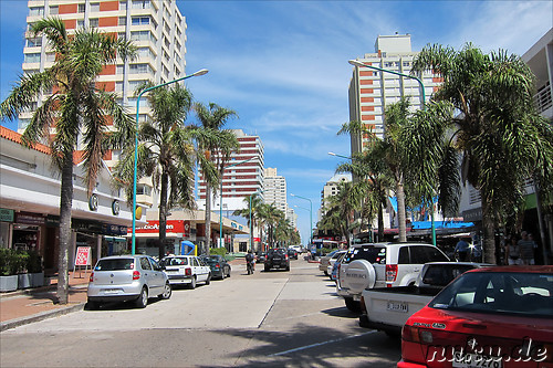 Avenida Juan Gorlero - Hauptstrasse von Punta del Este, Uruguay