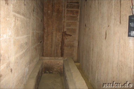 Badewanne in der Krankenhaushoehle auf Cat Ba Island, Vietnam