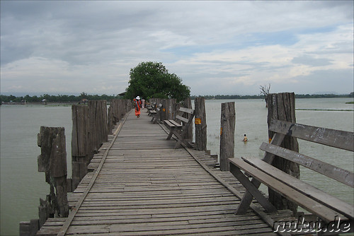 Baenke auf der U-Bein-Bruecke in Amarapura, Burma