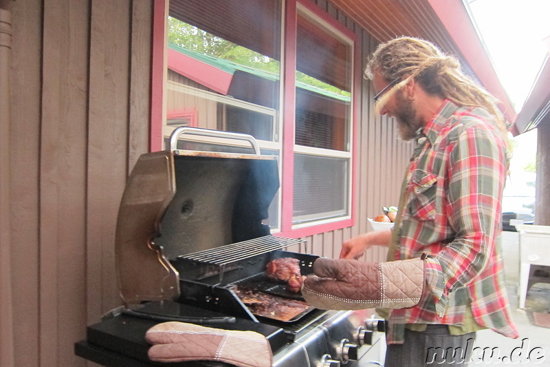 Barbecue im Hostel von Tofino auf Vancouver Island, Kanada