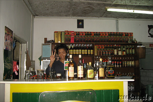 Barkeeper in Nyaungshwes Beer Station