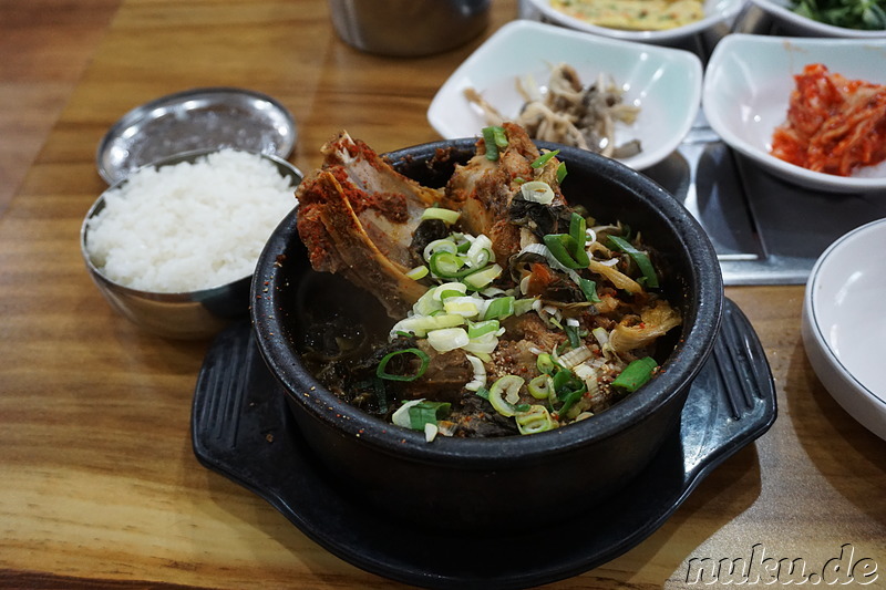 Bbyeohaejangguk (뼈해장국) - Koreanische Fleischbrühe mit deftiger Einlage, Schweinefleisch am Knochen