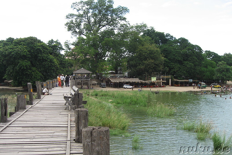 Beginn der U Bein Bridge in Amarapura, Burma