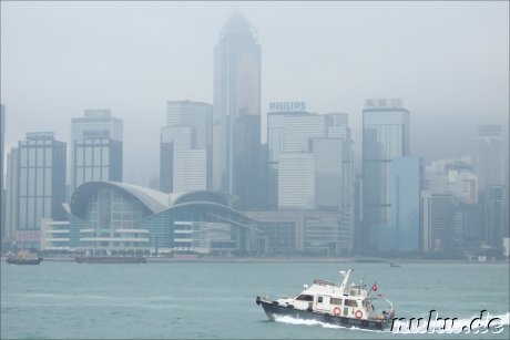 Blick auf Central, aufgenommen waehrend der Ueberfahrt nach Kowloon