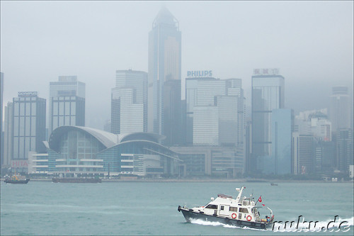 Blick auf Central, aufgenommen waehrend der Ueberfahrt nach Kowloon