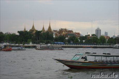 Blick auf das noerdliche Ufer mit den Daechern des Grand Palace