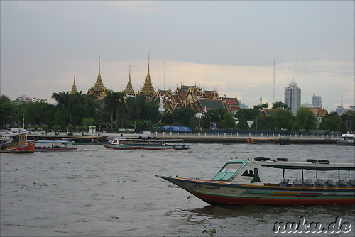 Blick auf das noerdliche Ufer mit den Daechern des Grand Palace