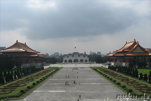 Blick auf das Ta Chung Chih Cheng Tor, links: National Theater, rechts: National Concert Hall