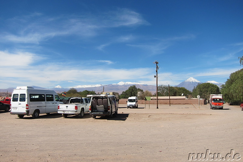 Blick auf den Licancabur Vulkan vom Parkplatz am Friedhof, San Pedro de Atacama, Chile