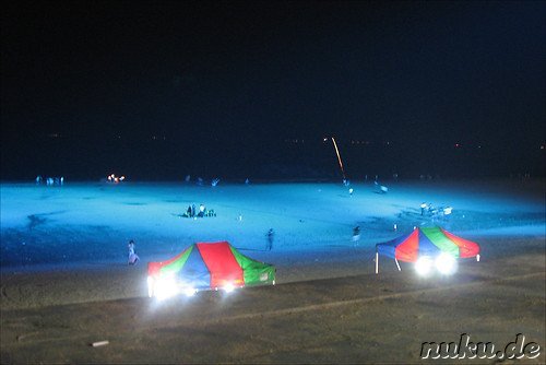 Blick auf den Strand bei Nacht