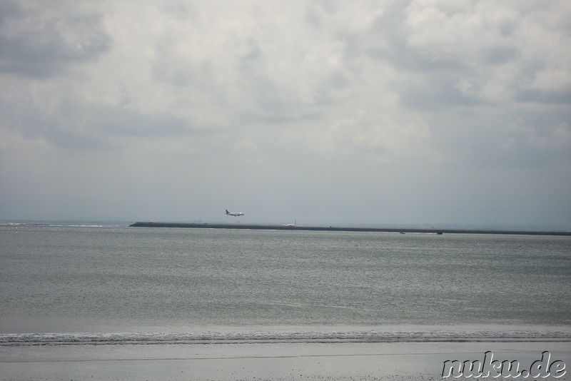 Blick auf Denpasar Airport vom Jimbaran Strand