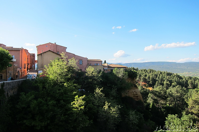 Blick auf die Altstadt von Roussillon im Naturpark Luberon, Frankreich