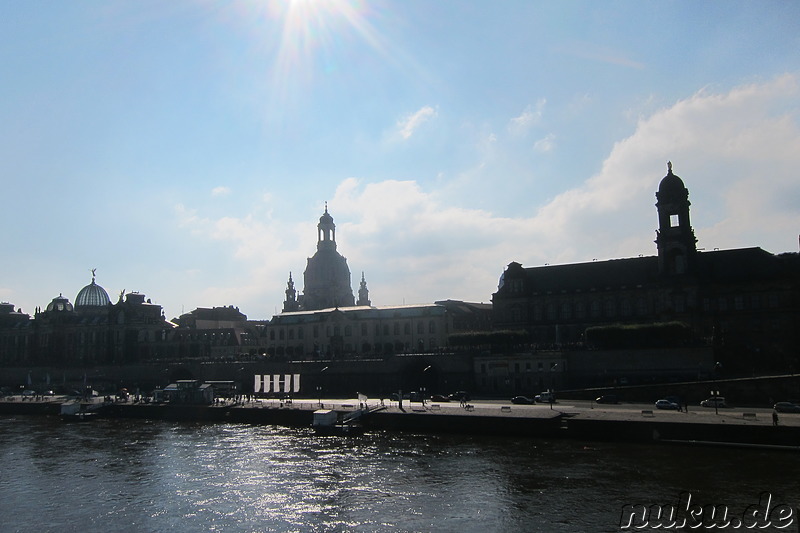 Blick auf die Brühlsche Terrasse in Dresden vom anderen Ufer