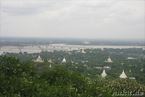 Blick auf die neue und alte Sagaing Bridge