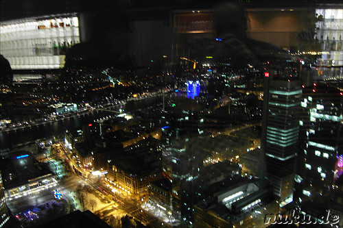 Blick auf Frankfurt bei Nacht vom Maintower