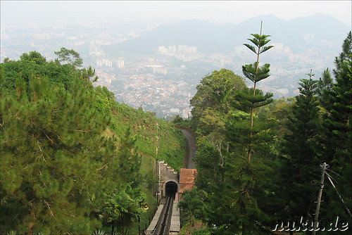 Blick auf Penang und die Eisenbahnstrecke am Penang Hill