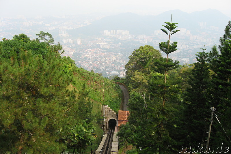 Blick auf Penang und die Eisenbahnstrecke am Penang Hill