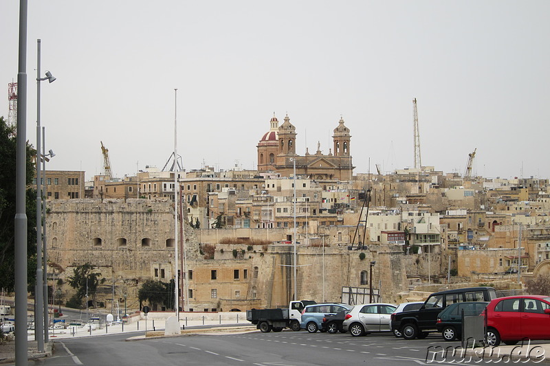 Blick auf Valletta von der Stadtmauer in Vittoriosa, Malta