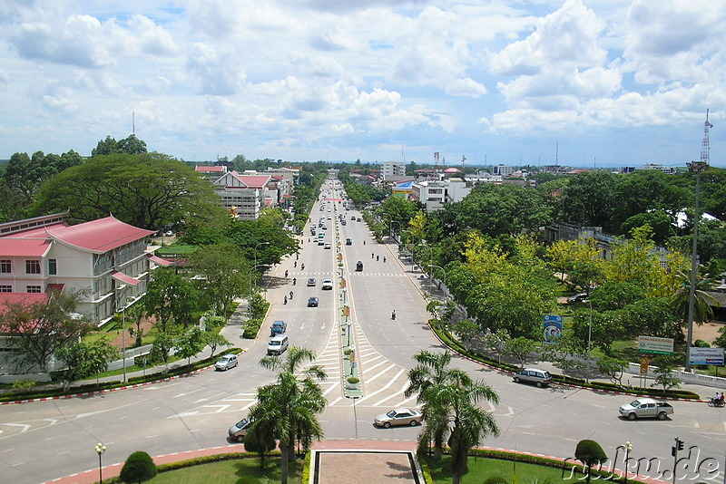 Blick auf Vientiane vom Dach des Triumphbogens