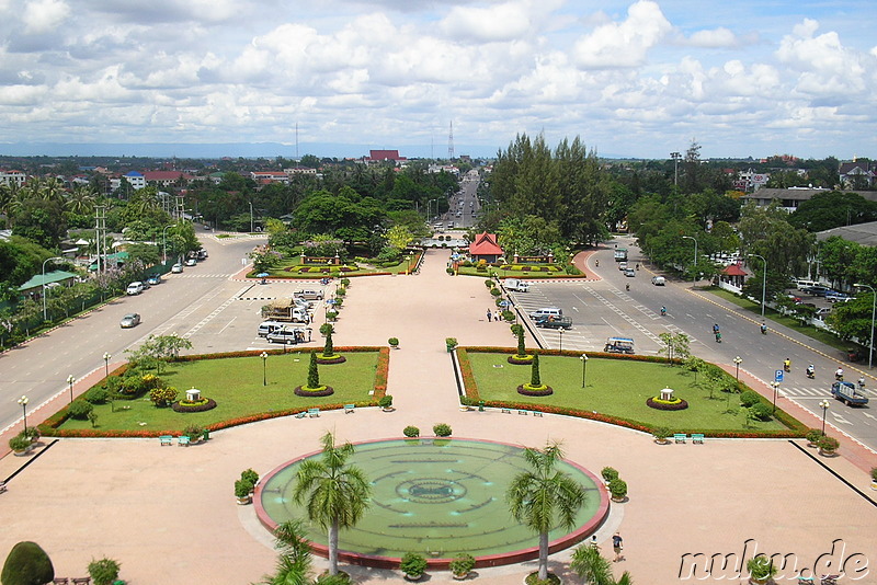 Blick auf Vientiane vom Dach des Triumphbogens