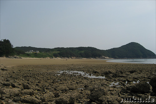 Blick ueber den Strand in Richtung Unterkunft