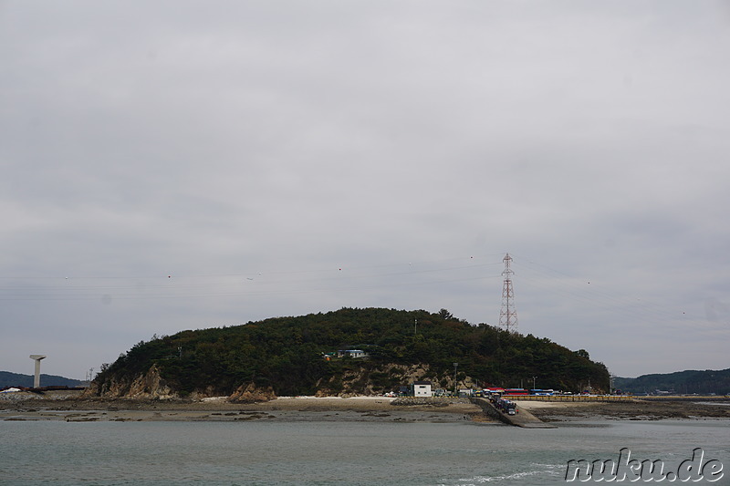 Blick zurück auf Jamjindo Island während der Fährfahrt nach Muuido Island