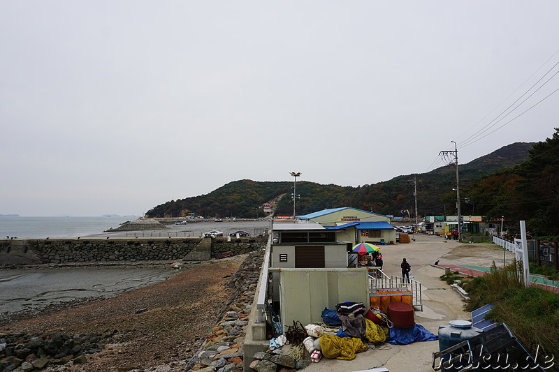 Blick zurück von der Fußgängerbrücke auf den Hafen von Gwangmyeong auf Muuido