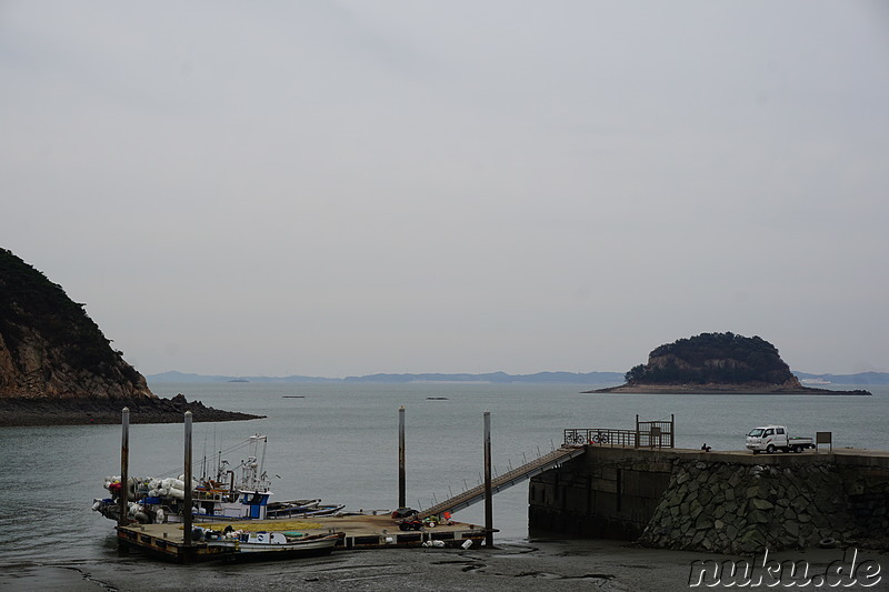 Blick zurück von der Fußgängerbrücke auf den Hafen von Gwangmyeong auf Muuido