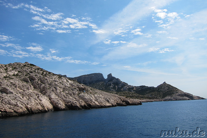 Bootsfahrt zu den Kalksteinbuchten Les Calanques in der Nähe von Marseille, Frankreich