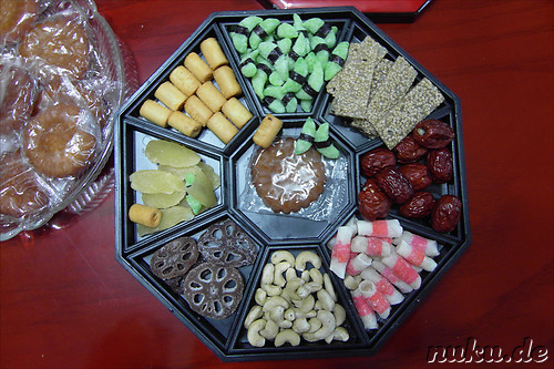 Box der traditionellen Zeremonie mit Snacks und getrockneten Fruechten