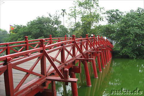 Bruecke zum Ngoc Son Jade Mountain Tempel
