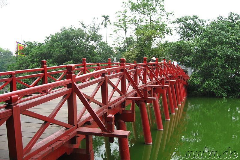 Brücke zum Ngoc Son Jade Mountain Tempel