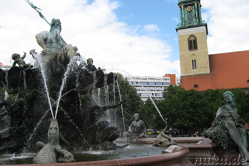 Brunnen und Kirche am Roten Rathaus, Berlin