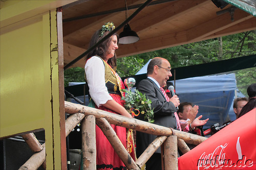 Buergermeister mit Bierkoenigen bei der Eroeffnungsrede