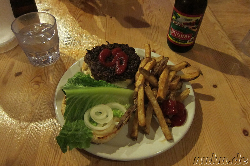 Burger im Cougar Pete's - Restaurant im HI Banff, Kanada