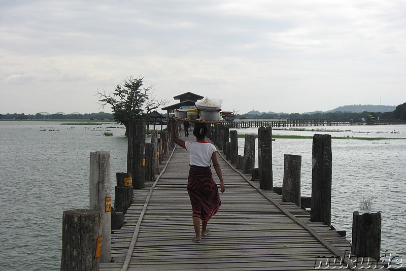 Burmesin mit Tablett auf der U-Bein-Brücke