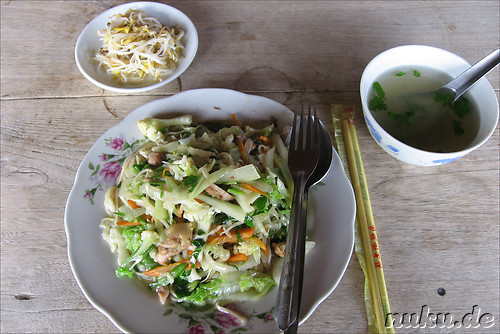 Burmesische Kueche: Gebratene Nudeln, Suppe und Beilage