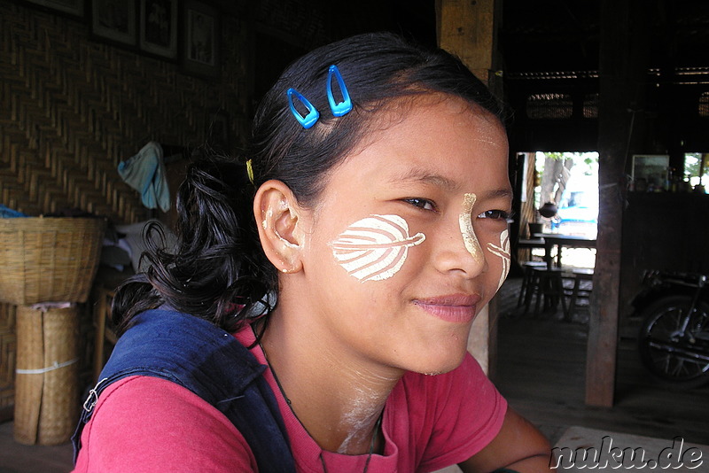 Burmesisches Mädchen mit Kosmetik